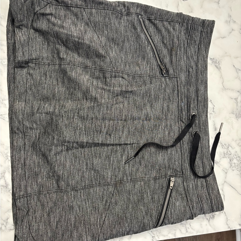Athleta XS Gray athletic Skirt with Zipper Pockets, built in shorts, stretchy